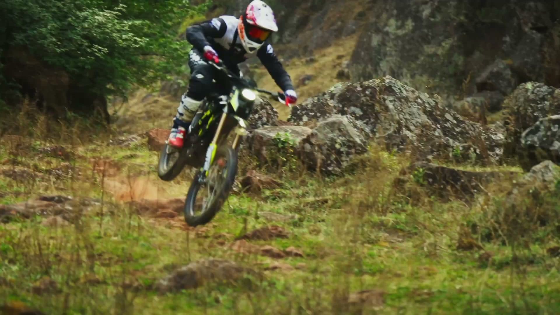 Rider picking a line through rocks on a Light Bee